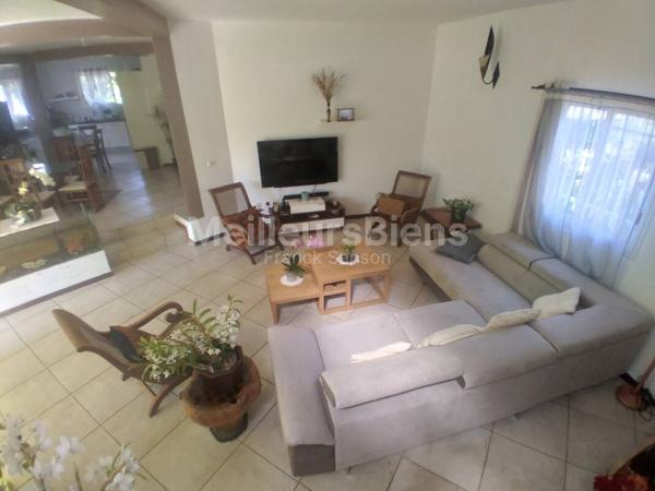 367 200 € FAI. Villa F6 (2009) de 140 m² sur 2 niveaux, terrain de 590 m². ST PIERRE (Ravine des Cabris)