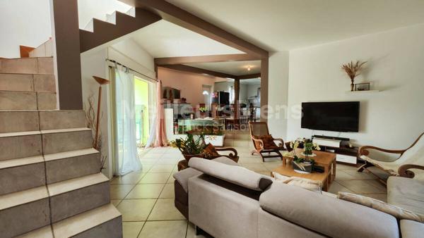 367 200 € FAI. Villa F6 (2009) de 140 m² sur 2 niveaux, terrain de 590 m². ST PIERRE (Ravine des Cabris)