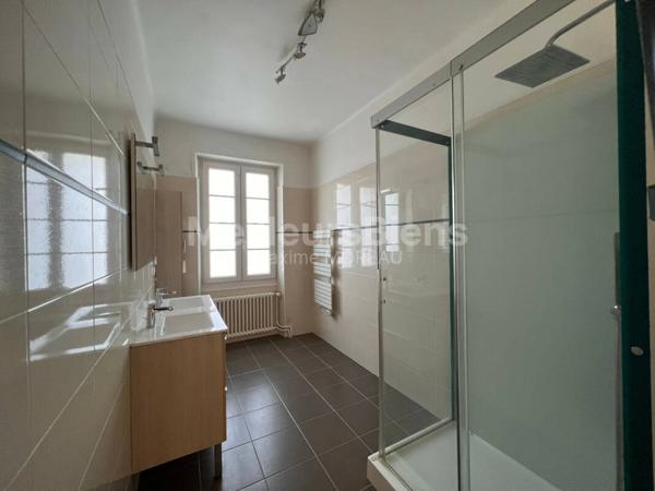 Ensemble Immobilier -Grande Maison + Dépendance - La Roche Sur Yon