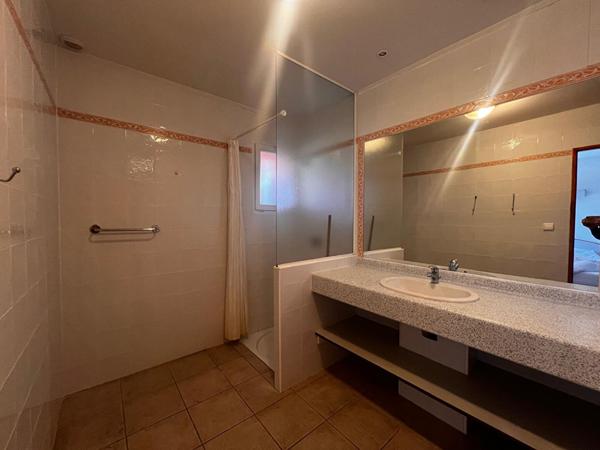 Très belle maison entièrement entretenue et récemment remise au goût du jour