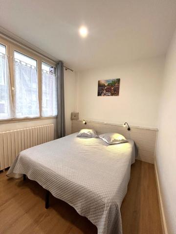 Immeuble Vic Sur Cere 13 pièce(s) 286.54 m2 , Vic sur cere