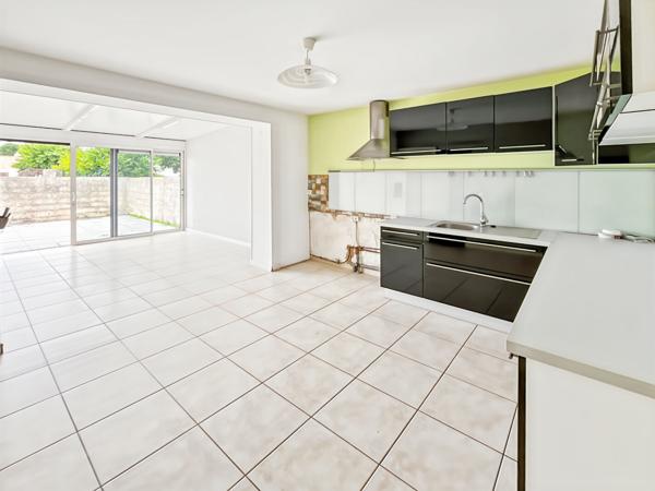 Maison familiale 4 chambres et bureau à proximité des écoles ? Terrain clos de 300 m²