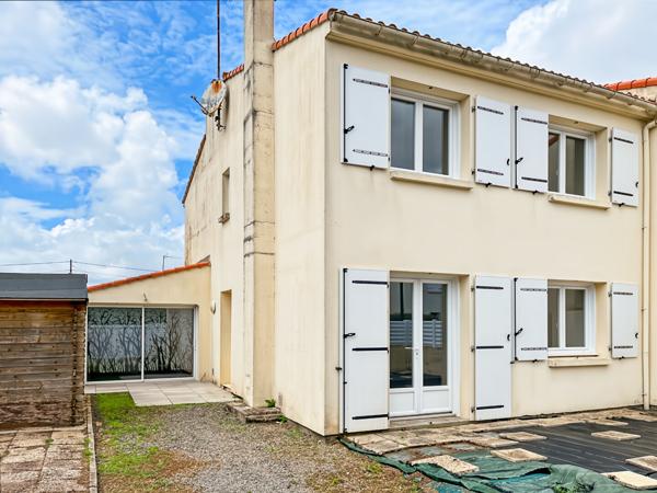 Maison familiale 4 chambres et bureau à proximité des écoles ? Terrain clos de 300 m²