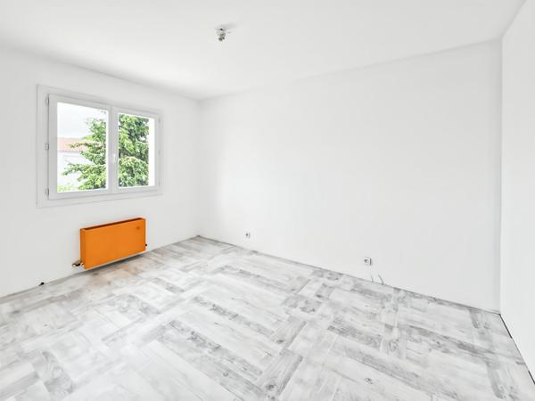 Maison familiale 4 chambres et bureau à proximité des écoles ? Terrain clos de 300 m²