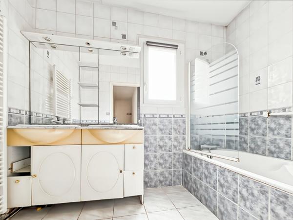 Maison familiale 4 chambres et bureau à proximité des écoles ? Terrain clos de 300 m²