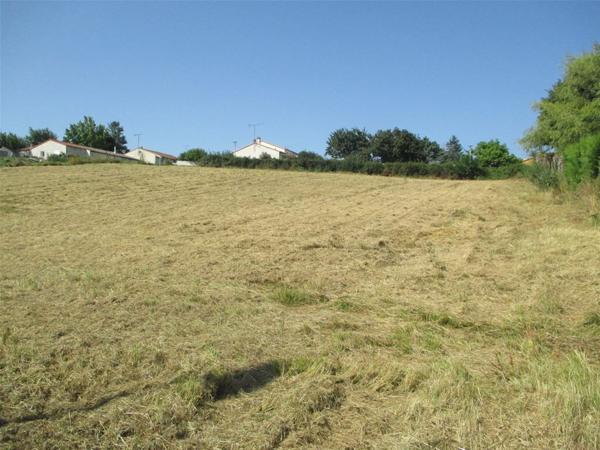 Terrain constructible 2000 m² à La Meilleraie-Tillay 85700