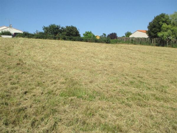 Terrain constructible 2000 m² à La Meilleraie-Tillay 85700