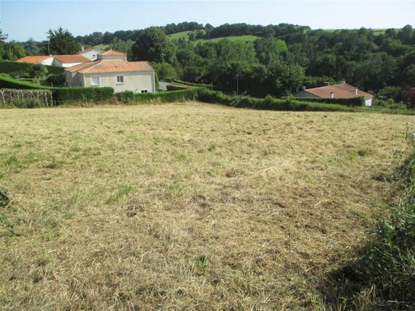 Terrain constructible 2000 m² à La Meilleraie-Tillay 85700