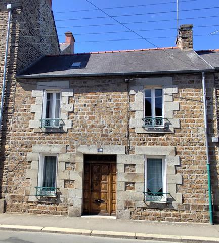 Petite Maison mitoyenne de 69 m2 en cœur de ville avec Jardin ''Quartier Cinéma - Forum''
Cette maison en pierre située en bordure de route propose une opportunité pour un premier investissement en résidence principale ou pour une activité locative.
Elle se compose de la manière suivante, à savoir : 

Au Rez de chaussée : Un couloir d'entrée, une cuisine, une salle de bain, un salon puis un dégagement menant à un WC, un atelier et une chaufferie.
A l 'Etage : Deux chambres sur parquet, une salle d'eau et un grenier.
A l'extérieur : Un Jardin clos et une petite dépendance

Chauffage fioul, Double Vitrage, ardoise naturelle et extension ardoise fibro ciment amiante
Maison habitable à ce jour mais prévoir travaux dans son ensemble (électricité, chauffage, isolation...)

Les + : Son emplacement à proximité de toutes les commodités (écoles, boulangerie, transport, Bar - Tabac...)