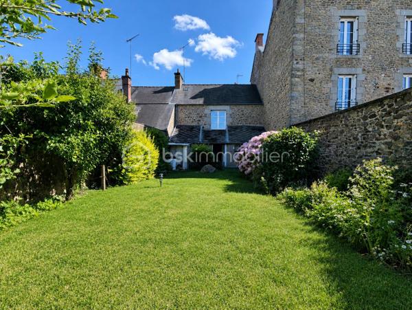 Petite Maison mitoyenne de 69 m2 en cœur de ville avec Jardin ''Quartier Cinéma - Forum''
Cette maison en pierre située en bordure de route propose une opportunité pour un premier investissement en résidence principale ou pour une activité locative.
Elle se compose de la manière suivante, à savoir : 

Au Rez de chaussée : Un couloir d'entrée, une cuisine, une salle de bain, un salon puis un dégagement menant à un WC, un atelier et une chaufferie.
A l 'Etage : Deux chambres sur parquet, une salle d'eau et un grenier.
A l'extérieur : Un Jardin clos et une petite dépendance

Chauffage fioul, Double Vitrage, ardoise naturelle et extension ardoise fibro ciment amiante
Maison habitable à ce jour mais prévoir travaux dans son ensemble (électricité, chauffage, isolation...)

Les + : Son emplacement à proximité de toutes les commodités (écoles, boulangerie, transport, Bar - Tabac...)