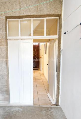 Petite Maison mitoyenne de 69 m2 en cœur de ville avec Jardin ''Quartier Cinéma - Forum''
Cette maison en pierre située en bordure de route propose une opportunité pour un premier investissement en résidence principale ou pour une activité locative.
Elle se compose de la manière suivante, à savoir : 

Au Rez de chaussée : Un couloir d'entrée, une cuisine, une salle de bain, un salon puis un dégagement menant à un WC, un atelier et une chaufferie.
A l 'Etage : Deux chambres sur parquet, une salle d'eau et un grenier.
A l'extérieur : Un Jardin clos et une petite dépendance

Chauffage fioul, Double Vitrage, ardoise naturelle et extension ardoise fibro ciment amiante
Maison habitable à ce jour mais prévoir travaux dans son ensemble (électricité, chauffage, isolation...)

Les + : Son emplacement à proximité de toutes les commodités (écoles, boulangerie, transport, Bar - Tabac...)