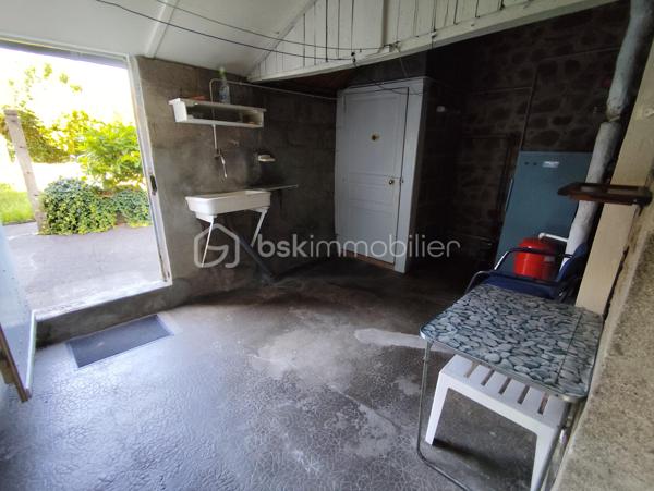 Petite Maison mitoyenne de 69 m2 en cœur de ville avec Jardin ''Quartier Cinéma - Forum''
Cette maison en pierre située en bordure de route propose une opportunité pour un premier investissement en résidence principale ou pour une activité locative.
Elle se compose de la manière suivante, à savoir : 

Au Rez de chaussée : Un couloir d'entrée, une cuisine, une salle de bain, un salon puis un dégagement menant à un WC, un atelier et une chaufferie.
A l 'Etage : Deux chambres sur parquet, une salle d'eau et un grenier.
A l'extérieur : Un Jardin clos et une petite dépendance

Chauffage fioul, Double Vitrage, ardoise naturelle et extension ardoise fibro ciment amiante
Maison habitable à ce jour mais prévoir travaux dans son ensemble (électricité, chauffage, isolation...)

Les + : Son emplacement à proximité de toutes les commodités (écoles, boulangerie, transport, Bar - Tabac...)