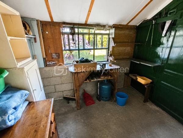 Petite Maison mitoyenne de 69 m2 en cœur de ville avec Jardin ''Quartier Cinéma - Forum''
Cette maison en pierre située en bordure de route propose une opportunité pour un premier investissement en résidence principale ou pour une activité locative.
Elle se compose de la manière suivante, à savoir : 

Au Rez de chaussée : Un couloir d'entrée, une cuisine, une salle de bain, un salon puis un dégagement menant à un WC, un atelier et une chaufferie.
A l 'Etage : Deux chambres sur parquet, une salle d'eau et un grenier.
A l'extérieur : Un Jardin clos et une petite dépendance

Chauffage fioul, Double Vitrage, ardoise naturelle et extension ardoise fibro ciment amiante
Maison habitable à ce jour mais prévoir travaux dans son ensemble (électricité, chauffage, isolation...)

Les + : Son emplacement à proximité de toutes les commodités (écoles, boulangerie, transport, Bar - Tabac...)