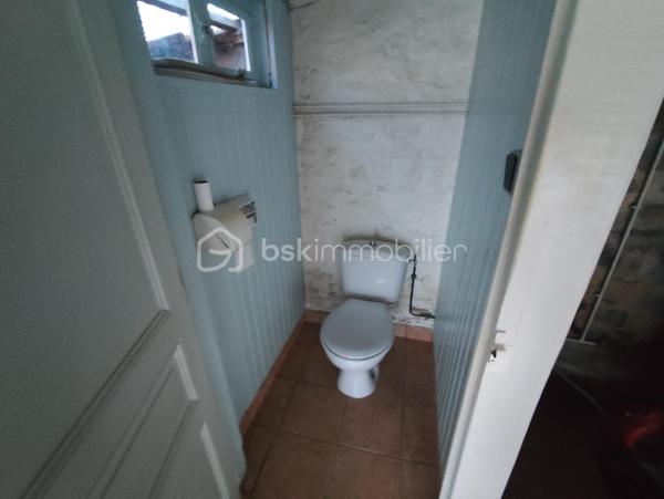 Petite Maison mitoyenne de 69 m2 en cœur de ville avec Jardin ''Quartier Cinéma - Forum''
Cette maison en pierre située en bordure de route propose une opportunité pour un premier investissement en résidence principale ou pour une activité locative.
Elle se compose de la manière suivante, à savoir : 

Au Rez de chaussée : Un couloir d'entrée, une cuisine, une salle de bain, un salon puis un dégagement menant à un WC, un atelier et une chaufferie.
A l 'Etage : Deux chambres sur parquet, une salle d'eau et un grenier.
A l'extérieur : Un Jardin clos et une petite dépendance

Chauffage fioul, Double Vitrage, ardoise naturelle et extension ardoise fibro ciment amiante
Maison habitable à ce jour mais prévoir travaux dans son ensemble (électricité, chauffage, isolation...)

Les + : Son emplacement à proximité de toutes les commodités (écoles, boulangerie, transport, Bar - Tabac...)