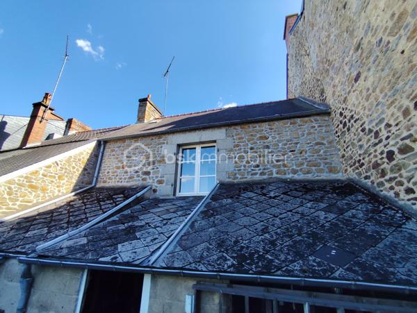 Petite Maison mitoyenne de 69 m2 en cœur de ville avec Jardin ''Quartier Cinéma - Forum''
Cette maison en pierre située en bordure de route propose une opportunité pour un premier investissement en résidence principale ou pour une activité locative.
Elle se compose de la manière suivante, à savoir : 

Au Rez de chaussée : Un couloir d'entrée, une cuisine, une salle de bain, un salon puis un dégagement menant à un WC, un atelier et une chaufferie.
A l 'Etage : Deux chambres sur parquet, une salle d'eau et un grenier.
A l'extérieur : Un Jardin clos et une petite dépendance

Chauffage fioul, Double Vitrage, ardoise naturelle et extension ardoise fibro ciment amiante
Maison habitable à ce jour mais prévoir travaux dans son ensemble (électricité, chauffage, isolation...)

Les + : Son emplacement à proximité de toutes les commodités (écoles, boulangerie, transport, Bar - Tabac...)