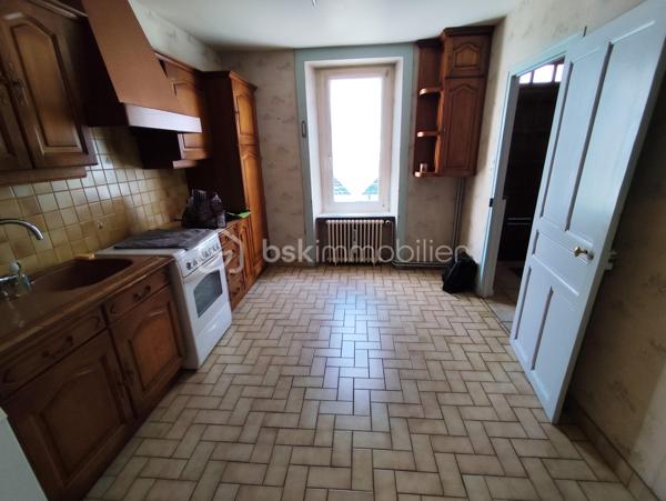 Petite Maison mitoyenne de 69 m2 en cœur de ville avec Jardin ''Quartier Cinéma - Forum''
Cette maison en pierre située en bordure de route propose une opportunité pour un premier investissement en résidence principale ou pour une activité locative.
Elle se compose de la manière suivante, à savoir : 

Au Rez de chaussée : Un couloir d'entrée, une cuisine, une salle de bain, un salon puis un dégagement menant à un WC, un atelier et une chaufferie.
A l 'Etage : Deux chambres sur parquet, une salle d'eau et un grenier.
A l'extérieur : Un Jardin clos et une petite dépendance

Chauffage fioul, Double Vitrage, ardoise naturelle et extension ardoise fibro ciment amiante
Maison habitable à ce jour mais prévoir travaux dans son ensemble (électricité, chauffage, isolation...)

Les + : Son emplacement à proximité de toutes les commodités (écoles, boulangerie, transport, Bar - Tabac...)