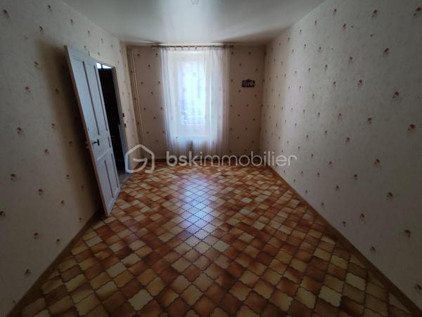 Petite Maison mitoyenne de 69 m2 en cœur de ville avec Jardin ''Quartier Cinéma - Forum''
Cette maison en pierre située en bordure de route propose une opportunité pour un premier investissement en résidence principale ou pour une activité locative.
Elle se compose de la manière suivante, à savoir : 

Au Rez de chaussée : Un couloir d'entrée, une cuisine, une salle de bain, un salon puis un dégagement menant à un WC, un atelier et une chaufferie.
A l 'Etage : Deux chambres sur parquet, une salle d'eau et un grenier.
A l'extérieur : Un Jardin clos et une petite dépendance

Chauffage fioul, Double Vitrage, ardoise naturelle et extension ardoise fibro ciment amiante
Maison habitable à ce jour mais prévoir travaux dans son ensemble (électricité, chauffage, isolation...)

Les + : Son emplacement à proximité de toutes les commodités (écoles, boulangerie, transport, Bar - Tabac...)