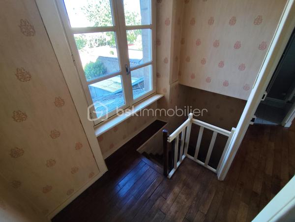 Petite Maison mitoyenne de 69 m2 en cœur de ville avec Jardin ''Quartier Cinéma - Forum''
Cette maison en pierre située en bordure de route propose une opportunité pour un premier investissement en résidence principale ou pour une activité locative.
Elle se compose de la manière suivante, à savoir : 

Au Rez de chaussée : Un couloir d'entrée, une cuisine, une salle de bain, un salon puis un dégagement menant à un WC, un atelier et une chaufferie.
A l 'Etage : Deux chambres sur parquet, une salle d'eau et un grenier.
A l'extérieur : Un Jardin clos et une petite dépendance

Chauffage fioul, Double Vitrage, ardoise naturelle et extension ardoise fibro ciment amiante
Maison habitable à ce jour mais prévoir travaux dans son ensemble (électricité, chauffage, isolation...)

Les + : Son emplacement à proximité de toutes les commodités (écoles, boulangerie, transport, Bar - Tabac...)
