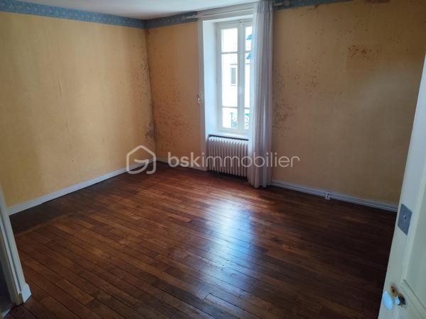 Petite Maison mitoyenne de 69 m2 en cœur de ville avec Jardin ''Quartier Cinéma - Forum''
Cette maison en pierre située en bordure de route propose une opportunité pour un premier investissement en résidence principale ou pour une activité locative.
Elle se compose de la manière suivante, à savoir : 

Au Rez de chaussée : Un couloir d'entrée, une cuisine, une salle de bain, un salon puis un dégagement menant à un WC, un atelier et une chaufferie.
A l 'Etage : Deux chambres sur parquet, une salle d'eau et un grenier.
A l'extérieur : Un Jardin clos et une petite dépendance

Chauffage fioul, Double Vitrage, ardoise naturelle et extension ardoise fibro ciment amiante
Maison habitable à ce jour mais prévoir travaux dans son ensemble (électricité, chauffage, isolation...)

Les + : Son emplacement à proximité de toutes les commodités (écoles, boulangerie, transport, Bar - Tabac...)