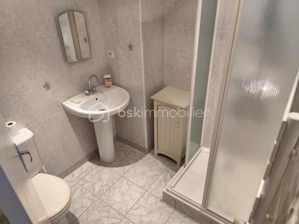 Petite Maison mitoyenne de 69 m2 en cœur de ville avec Jardin ''Quartier Cinéma - Forum''
Cette maison en pierre située en bordure de route propose une opportunité pour un premier investissement en résidence principale ou pour une activité locative.
Elle se compose de la manière suivante, à savoir : 

Au Rez de chaussée : Un couloir d'entrée, une cuisine, une salle de bain, un salon puis un dégagement menant à un WC, un atelier et une chaufferie.
A l 'Etage : Deux chambres sur parquet, une salle d'eau et un grenier.
A l'extérieur : Un Jardin clos et une petite dépendance

Chauffage fioul, Double Vitrage, ardoise naturelle et extension ardoise fibro ciment amiante
Maison habitable à ce jour mais prévoir travaux dans son ensemble (électricité, chauffage, isolation...)

Les + : Son emplacement à proximité de toutes les commodités (écoles, boulangerie, transport, Bar - Tabac...)