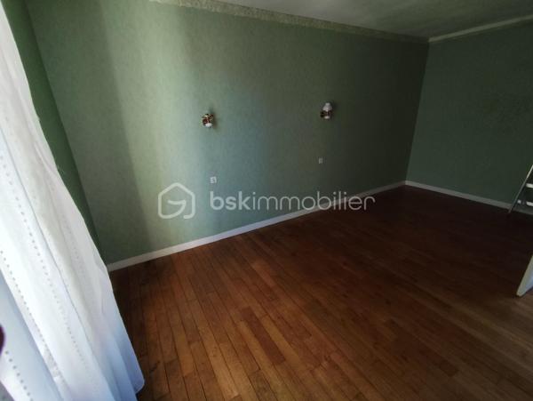 Petite Maison mitoyenne de 69 m2 en cœur de ville avec Jardin ''Quartier Cinéma - Forum''
Cette maison en pierre située en bordure de route propose une opportunité pour un premier investissement en résidence principale ou pour une activité locative.
Elle se compose de la manière suivante, à savoir : 

Au Rez de chaussée : Un couloir d'entrée, une cuisine, une salle de bain, un salon puis un dégagement menant à un WC, un atelier et une chaufferie.
A l 'Etage : Deux chambres sur parquet, une salle d'eau et un grenier.
A l'extérieur : Un Jardin clos et une petite dépendance

Chauffage fioul, Double Vitrage, ardoise naturelle et extension ardoise fibro ciment amiante
Maison habitable à ce jour mais prévoir travaux dans son ensemble (électricité, chauffage, isolation...)

Les + : Son emplacement à proximité de toutes les commodités (écoles, boulangerie, transport, Bar - Tabac...)