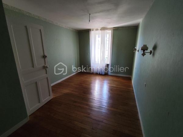 Petite Maison mitoyenne de 69 m2 en cœur de ville avec Jardin ''Quartier Cinéma - Forum''
Cette maison en pierre située en bordure de route propose une opportunité pour un premier investissement en résidence principale ou pour une activité locative.
Elle se compose de la manière suivante, à savoir : 

Au Rez de chaussée : Un couloir d'entrée, une cuisine, une salle de bain, un salon puis un dégagement menant à un WC, un atelier et une chaufferie.
A l 'Etage : Deux chambres sur parquet, une salle d'eau et un grenier.
A l'extérieur : Un Jardin clos et une petite dépendance

Chauffage fioul, Double Vitrage, ardoise naturelle et extension ardoise fibro ciment amiante
Maison habitable à ce jour mais prévoir travaux dans son ensemble (électricité, chauffage, isolation...)

Les + : Son emplacement à proximité de toutes les commodités (écoles, boulangerie, transport, Bar - Tabac...)