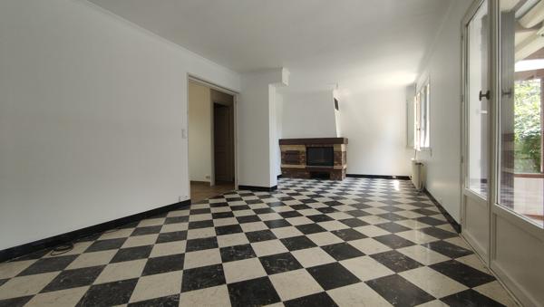 A 15 MN DE BEAUVAIS, MAISON DE CHARME RENOVEE DE 110 M² HAB AVEC VERANDA ET SOUS SOL TOTAL SUR 1000 M² CLOS  Beauvais (60000)