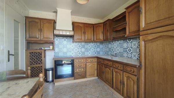 A 15 MN DE BEAUVAIS, MAISON DE CHARME RENOVEE DE 110 M² HAB AVEC VERANDA ET SOUS SOL TOTAL SUR 1000 M² CLOS  Beauvais (60000)