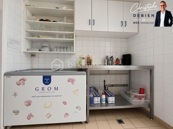 Christophe Debien – BSK Immobilier vous propose à la vente les murs commerciaux d'un restaurant-pizzeria idéalement situé au sud du secteur de Montaigu, au cœur d'une commune dynamique d'environ 3 700 habitants.

Bénéficiant d'un emplacement stratégique et d'une zone de chalandise d'environ 25 000 habitants à moins de 10 minutes, ce local commercial profite d'un environnement favorable à l'activité économique ainsi que d'une clientèle fidèle et régulière.

Le bien développe une surface exploitable d'environ 128 m² et accueille actuellement un restaurant-pizzeria disposant d'une capacité d'environ 80 couverts, répartis entre :
•	40 couverts en salle,
•	40 couverts en terrasse.

Les murs sont vendus occupés, avec un bail commercial en cours jusqu'en mars 2028, offrant une excellente visibilité locative.
Le loyer actuel est de 1 200 € par mois, soit 14 400 € de revenus locatifs annuels, représentant une rentabilité locative brute d'environ 8,9 % sur le prix de vente, un atout particulièrement recherché pour un investissement patrimonial.

L'emplacement, la qualité de l'exploitation actuelle et le dynamisme du secteur en font un bien particulièrement attractif pour un investisseur souhaitant acquérir des murs commerciaux déjà loués.

Les atouts du bien
•	Emplacement stratégique au cœur d'une commune dynamique,
•	Surface exploitable d'environ 128 m²,
•	Restaurant en activité,
•	Bail commercial sécurisé jusqu'en mars 2028,
•	Revenus locatifs de 14 400 € par an,
•	Rentabilité locative brute d'environ 8,9 %,
•	Zone de chalandise d'environ 25 000 habitants,
•	Investissement patrimonial avec locataire en place,
•	Possibilité, à terme, de récupérer les locaux à l'échéance du bail selon les dispositions du bail commercial et de la réglementation en vigueur.

Plusieurs possibilités d'acquisition

Afin de répondre aux différents projets des acquéreurs, plusieurs solutions sont envisageables :

• Acquisition des murs commerciaux uniquement : 162 000 € FAI

Une opportunité idéale pour un investisseur souhaitant bénéficier immédiatement de revenus locatifs sécurisés grâce à un bail commercial en cours et un locataire exploitant déjà en place.

• Acquisition du fonds de commerce uniquement : 125 000 € FAI

Pour un professionnel de la restauration souhaitant reprendre une affaire reconnue et poursuivre immédiatement son activité dans le cadre du bail commercial existant.

• Acquisition de l'ensemble (fonds de commerce + murs commerciaux) : 280 000 € FAI

La solution idéale pour devenir propriétaire de votre outil de travail tout en constituant un patrimoine immobilier. Vous supprimez le coût du loyer commercial, maîtrisez pleinement votre exploitation et valorisez votre investissement sur le long terme.

Prix de vente
162 000 € Frais d'Agence Inclus
Honoraires : 12 000 € TTC Inclus soit 7,41 % du prix FAI soit 10 000 € HT

Pour tout renseignement complémentaire, obtenir les éléments du bail ou organiser une visite :
Christophe Debien
BSK Immobilier

Dossier complet, bail commercial et éléments financiers disponibles sur demande.