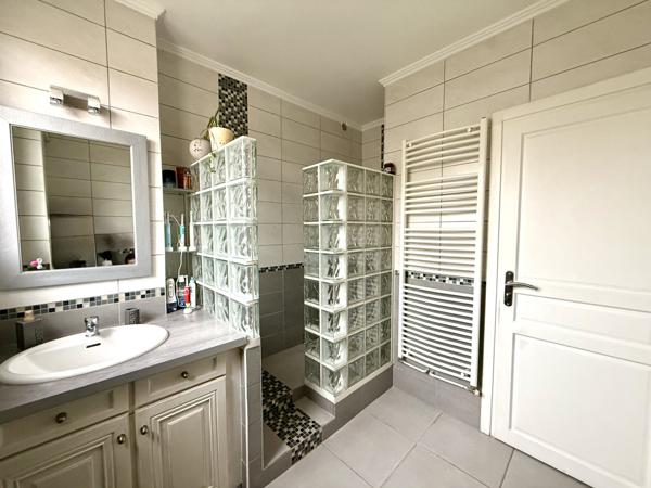 Le Blanc-Mesnil (93150) Appartement 3 Pièces avec cave refait à neuf à 2min du métro 17