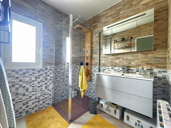 À VENDRE ILE D'OLERON – Maison individuelle coup de cœur 5 pièces 114m² – Terrain clos & terrasse + Garage – 417 000 € FAI