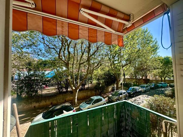 Marseille 4ème, proche de St Barnabé et Montolivet, T3 Traversant de 52m2 avec Loggia, Terrasse et cave.