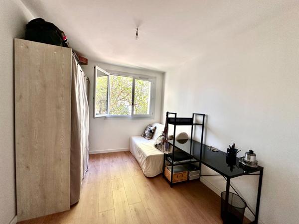 Marseille 4ème, proche de St Barnabé et Montolivet, T3 Traversant de 52m2 avec Loggia, Terrasse et cave.