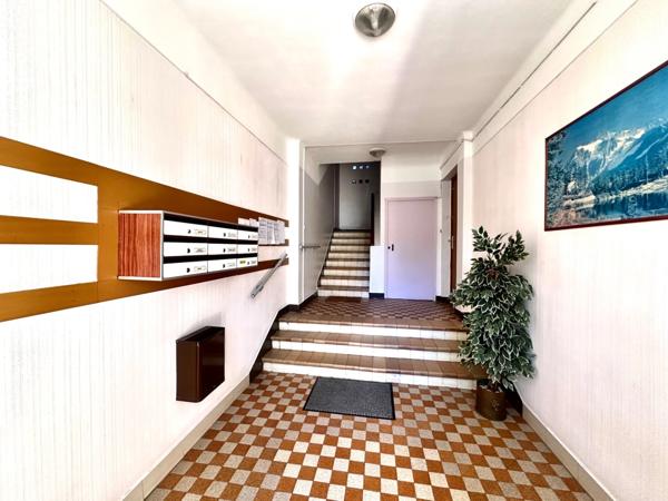 Marseille 4ème, proche de St Barnabé et Montolivet, T3 Traversant de 52m2 avec Loggia, Terrasse et cave.