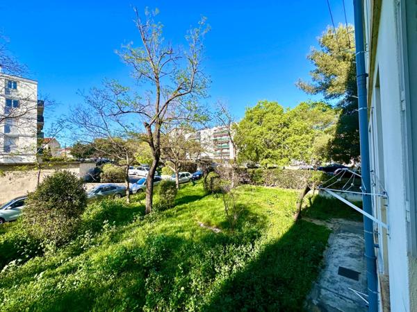 Marseille 4ème, proche de St Barnabé et Montolivet, T3 Traversant de 52m2 avec Loggia, Terrasse et cave.