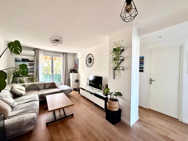 Marseille 4ème, proche de St Barnabé et Montolivet, T3 Traversant de 52m2 avec Loggia, Terrasse et cave.