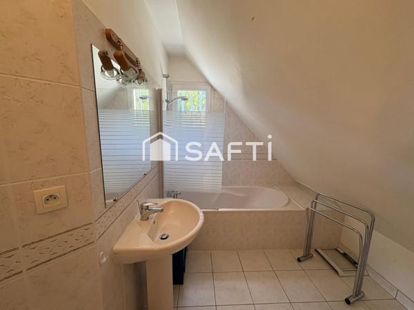 MAISON DE 112 M2, 3 CHAMBRES A 300M DE KERVOYAL SUR TERRAIN DE 800M2