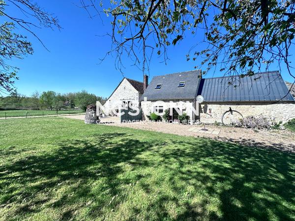 Vente propriété de charme dans la Vallée du Loir avec maison principale de 104 m² et gîte indépendant de 44 m², grand terrain verdoyant à Vaas (72500)