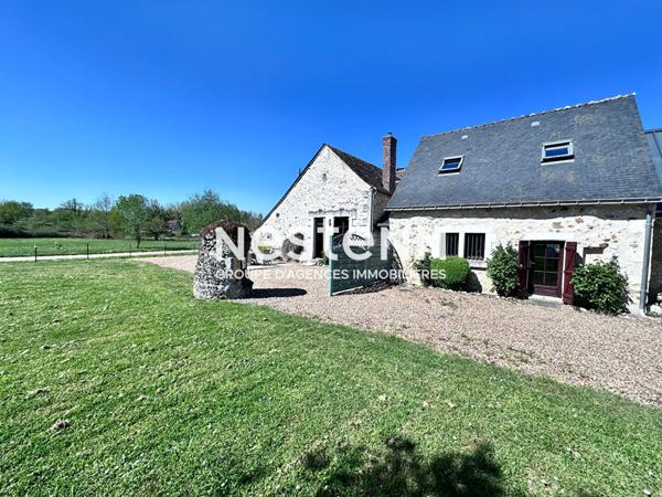 Vente propriété de charme dans la Vallée du Loir avec maison principale de 104 m² et gîte indépendant de 44 m², grand terrain verdoyant à Vaas (72500)