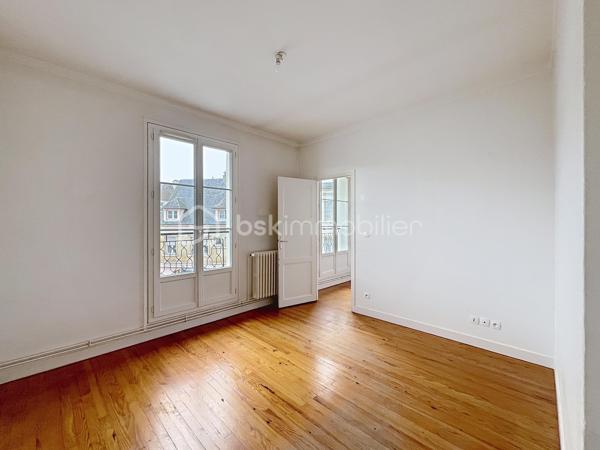 Votre agent Laurène Vimard vous présente ce BEL APPARTEMENT T4 (avec 3 chambres) de 83,10m2 situé dans une copropriété bénévole.

***Ses ATOUTS : 
Spacieux 
Disposant d'un balcon
Emplacement n°1 en hyper centre

*** DESCRIPTION DE CE BIEN
Entrée, cuisine indépendante non aménagée, séjour avec balcon, 3 chambres, salle de douches et wc indépendant.

*** COTE TECHNIQUE : 
Chauffage au gaz de ville. 
Compteur individuel en eau, électricité et gaz.

*** INFO COPROPRIETE :
Charges mensuelles : environ 23€ mensuel.
Pas de procédure en cours.

A VOIR ABSOLUMENT !!

Avis de votre agent : "Ici, tout se fait à pieds ! Courses, école, transports en commun... profitez pleinement des avantages d'être au coeur d'un centre ville !»