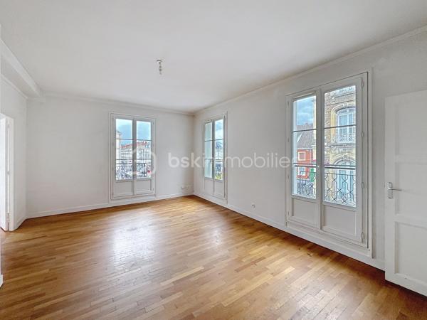 Votre agent Laurène Vimard vous présente ce BEL APPARTEMENT T4 (avec 3 chambres) de 83,10m2 situé dans une copropriété bénévole.

***Ses ATOUTS : 
Spacieux 
Disposant d'un balcon
Emplacement n°1 en hyper centre

*** DESCRIPTION DE CE BIEN
Entrée, cuisine indépendante non aménagée, séjour avec balcon, 3 chambres, salle de douches et wc indépendant.

*** COTE TECHNIQUE : 
Chauffage au gaz de ville. 
Compteur individuel en eau, électricité et gaz.

*** INFO COPROPRIETE :
Charges mensuelles : environ 23€ mensuel.
Pas de procédure en cours.

A VOIR ABSOLUMENT !!

Avis de votre agent : "Ici, tout se fait à pieds ! Courses, école, transports en commun... profitez pleinement des avantages d'être au coeur d'un centre ville !»