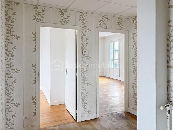 Votre agent Laurène Vimard vous présente ce BEL APPARTEMENT T4 (avec 3 chambres) de 83,10m2 situé dans une copropriété bénévole.

***Ses ATOUTS : 
Spacieux 
Disposant d'un balcon
Emplacement n°1 en hyper centre

*** DESCRIPTION DE CE BIEN
Entrée, cuisine indépendante non aménagée, séjour avec balcon, 3 chambres, salle de douches et wc indépendant.

*** COTE TECHNIQUE : 
Chauffage au gaz de ville. 
Compteur individuel en eau, électricité et gaz.

*** INFO COPROPRIETE :
Charges mensuelles : environ 23€ mensuel.
Pas de procédure en cours.

A VOIR ABSOLUMENT !!

Avis de votre agent : "Ici, tout se fait à pieds ! Courses, école, transports en commun... profitez pleinement des avantages d'être au coeur d'un centre ville !»