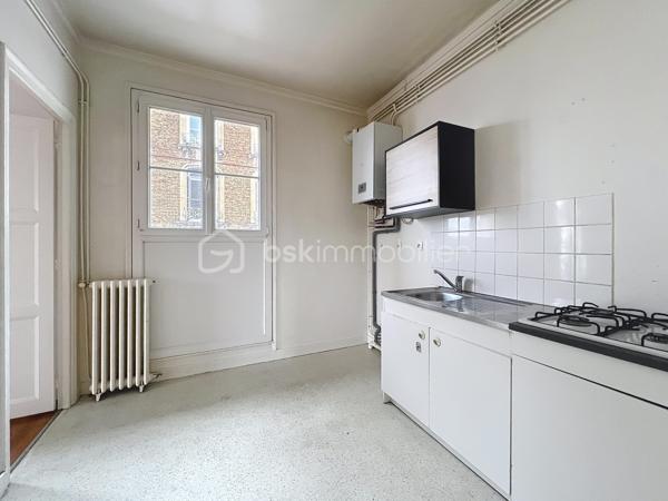 Votre agent Laurène Vimard vous présente ce BEL APPARTEMENT T4 (avec 3 chambres) de 83,10m2 situé dans une copropriété bénévole.

***Ses ATOUTS : 
Spacieux 
Disposant d'un balcon
Emplacement n°1 en hyper centre

*** DESCRIPTION DE CE BIEN
Entrée, cuisine indépendante non aménagée, séjour avec balcon, 3 chambres, salle de douches et wc indépendant.

*** COTE TECHNIQUE : 
Chauffage au gaz de ville. 
Compteur individuel en eau, électricité et gaz.

*** INFO COPROPRIETE :
Charges mensuelles : environ 23€ mensuel.
Pas de procédure en cours.

A VOIR ABSOLUMENT !!

Avis de votre agent : "Ici, tout se fait à pieds ! Courses, école, transports en commun... profitez pleinement des avantages d'être au coeur d'un centre ville !»