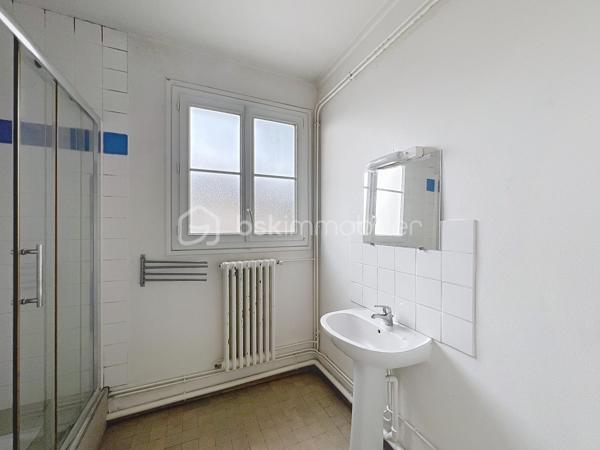 Votre agent Laurène Vimard vous présente ce BEL APPARTEMENT T4 (avec 3 chambres) de 83,10m2 situé dans une copropriété bénévole.

***Ses ATOUTS : 
Spacieux 
Disposant d'un balcon
Emplacement n°1 en hyper centre

*** DESCRIPTION DE CE BIEN
Entrée, cuisine indépendante non aménagée, séjour avec balcon, 3 chambres, salle de douches et wc indépendant.

*** COTE TECHNIQUE : 
Chauffage au gaz de ville. 
Compteur individuel en eau, électricité et gaz.

*** INFO COPROPRIETE :
Charges mensuelles : environ 23€ mensuel.
Pas de procédure en cours.

A VOIR ABSOLUMENT !!

Avis de votre agent : "Ici, tout se fait à pieds ! Courses, école, transports en commun... profitez pleinement des avantages d'être au coeur d'un centre ville !»
