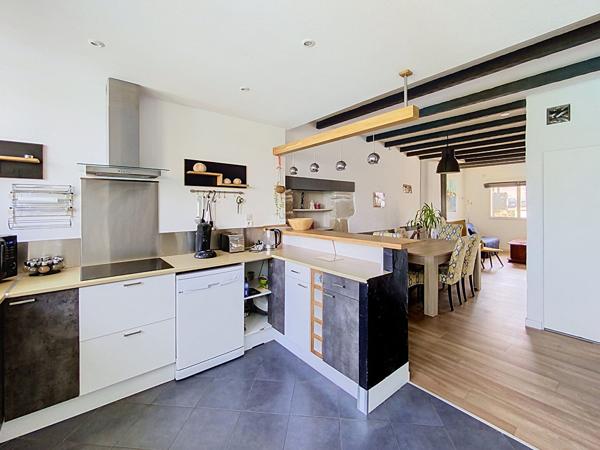 Maison Melgven 90 m2 avec terrasse en excellent état  située en hyper centre de la commune .