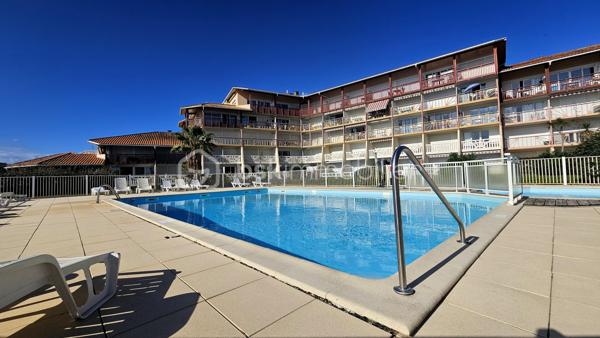 À Vieux-Boucau-les-Bains, au sein de la Résidence Le Boucanier, découvrez cet agréable appartement de 40 m², situé en rez-de-chaussée, bénéficiant d'une grande terrasse d'environ 20 m² exposée Est et d'une vue agréable sur le lac marin et la piscine de la résidence.

L'appartement se compose d'une entrée, d'un séjour avec kitchenette, de deux chambres avec placards dont une chambre équipé d'une douche, d'un coin cabine 3 couchages, d'une salle de bains et d'un WC indépendant.
Le coin cabine est aménagé avec un lit superposé offrant 3 couchages, permettant ainsi d'accueillir confortablement jusqu'à 6/8 personnes.
La terrasse d'environ 20 m², exposée EST, constitue un véritable espace de vie supplémentaire et profite d'une ouverture agréable sur la résidence, avec vue sur le lac marin et la piscine.

Un bien idéal pour profiter de Vieux-Boucau ou investir
Actuellement exploité en location saisonnière, l'appartement bénéficie d'une clientèle habituée déjà constituée et d'une capacité d'accueil de 6/8 personnes.
En période estivale, le logement est loué environ 1 500 € la semaine, ce qui constitue un argument intéressant pour un acquéreur souhaitant poursuivre l'activité locative ou disposer d'un pied-à-terre sur la côte landaise avec une possibilité de revenus saisonniers.

Le logement a fait l'objet d'un classement en meublé de tourisme 2 étoiles pour une capacité de 6 personnes.
La résidence dispose notamment d'une piscine collective ainsi que d'un garage à vélos commun.
Les charges de copropriété comprennent notamment les consommations d'eau et d'électricité, ainsi que les charges liées au fonctionnement de la résidence.

Les points forts
• 40 m² 
• Rez-de-chaussée
• 2 chambres + coin cabine 3 couchages
• Capacité d'accueil : 6/8 personnes
• Grande terrasse d'environ 20 m²
• Exposition Est
• Vue lac marin et piscine
• Garage à vélos commun
• Location saisonnière en activité avec clientèle habitué
• Meublé de tourisme classé 2 étoiles