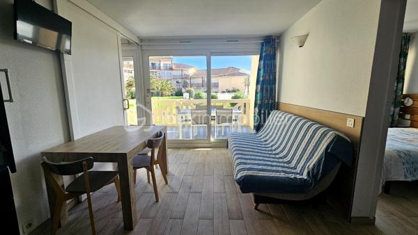 À Vieux-Boucau-les-Bains, au sein de la Résidence Le Boucanier, découvrez cet agréable appartement de 40 m², situé en rez-de-chaussée, bénéficiant d'une grande terrasse d'environ 20 m² exposée Est et d'une vue agréable sur le lac marin et la piscine de la résidence.

L'appartement se compose d'une entrée, d'un séjour avec kitchenette, de deux chambres avec placards dont une chambre équipé d'une douche, d'un coin cabine 3 couchages, d'une salle de bains et d'un WC indépendant.
Le coin cabine est aménagé avec un lit superposé offrant 3 couchages, permettant ainsi d'accueillir confortablement jusqu'à 6/8 personnes.
La terrasse d'environ 20 m², exposée EST, constitue un véritable espace de vie supplémentaire et profite d'une ouverture agréable sur la résidence, avec vue sur le lac marin et la piscine.

Un bien idéal pour profiter de Vieux-Boucau ou investir
Actuellement exploité en location saisonnière, l'appartement bénéficie d'une clientèle habituée déjà constituée et d'une capacité d'accueil de 6/8 personnes.
En période estivale, le logement est loué environ 1 500 € la semaine, ce qui constitue un argument intéressant pour un acquéreur souhaitant poursuivre l'activité locative ou disposer d'un pied-à-terre sur la côte landaise avec une possibilité de revenus saisonniers.

Le logement a fait l'objet d'un classement en meublé de tourisme 2 étoiles pour une capacité de 6 personnes.
La résidence dispose notamment d'une piscine collective ainsi que d'un garage à vélos commun.
Les charges de copropriété comprennent notamment les consommations d'eau et d'électricité, ainsi que les charges liées au fonctionnement de la résidence.

Les points forts
• 40 m² 
• Rez-de-chaussée
• 2 chambres + coin cabine 3 couchages
• Capacité d'accueil : 6/8 personnes
• Grande terrasse d'environ 20 m²
• Exposition Est
• Vue lac marin et piscine
• Garage à vélos commun
• Location saisonnière en activité avec clientèle habitué
• Meublé de tourisme classé 2 étoiles
