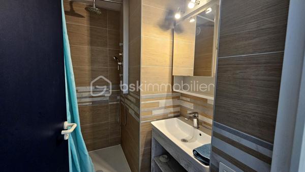 À Vieux-Boucau-les-Bains, au sein de la Résidence Le Boucanier, découvrez cet agréable appartement de 40 m², situé en rez-de-chaussée, bénéficiant d'une grande terrasse d'environ 20 m² exposée Est et d'une vue agréable sur le lac marin et la piscine de la résidence.

L'appartement se compose d'une entrée, d'un séjour avec kitchenette, de deux chambres avec placards dont une chambre équipé d'une douche, d'un coin cabine 3 couchages, d'une salle de bains et d'un WC indépendant.
Le coin cabine est aménagé avec un lit superposé offrant 3 couchages, permettant ainsi d'accueillir confortablement jusqu'à 6/8 personnes.
La terrasse d'environ 20 m², exposée EST, constitue un véritable espace de vie supplémentaire et profite d'une ouverture agréable sur la résidence, avec vue sur le lac marin et la piscine.

Un bien idéal pour profiter de Vieux-Boucau ou investir
Actuellement exploité en location saisonnière, l'appartement bénéficie d'une clientèle habituée déjà constituée et d'une capacité d'accueil de 6/8 personnes.
En période estivale, le logement est loué environ 1 500 € la semaine, ce qui constitue un argument intéressant pour un acquéreur souhaitant poursuivre l'activité locative ou disposer d'un pied-à-terre sur la côte landaise avec une possibilité de revenus saisonniers.

Le logement a fait l'objet d'un classement en meublé de tourisme 2 étoiles pour une capacité de 6 personnes.
La résidence dispose notamment d'une piscine collective ainsi que d'un garage à vélos commun.
Les charges de copropriété comprennent notamment les consommations d'eau et d'électricité, ainsi que les charges liées au fonctionnement de la résidence.

Les points forts
• 40 m² 
• Rez-de-chaussée
• 2 chambres + coin cabine 3 couchages
• Capacité d'accueil : 6/8 personnes
• Grande terrasse d'environ 20 m²
• Exposition Est
• Vue lac marin et piscine
• Garage à vélos commun
• Location saisonnière en activité avec clientèle habitué
• Meublé de tourisme classé 2 étoiles