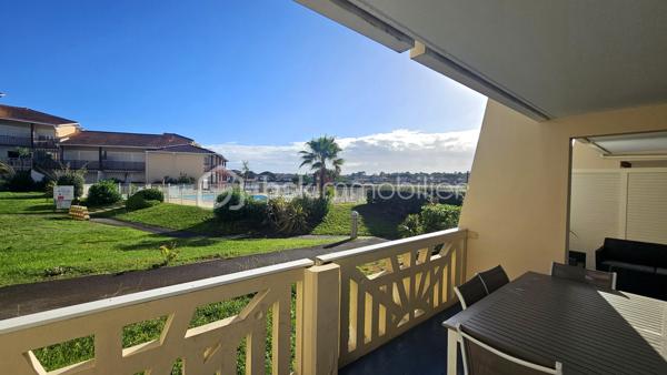 À Vieux-Boucau-les-Bains, au sein de la Résidence Le Boucanier, découvrez cet agréable appartement de 40 m², situé en rez-de-chaussée, bénéficiant d'une grande terrasse d'environ 20 m² exposée Est et d'une vue agréable sur le lac marin et la piscine de la résidence.

L'appartement se compose d'une entrée, d'un séjour avec kitchenette, de deux chambres avec placards dont une chambre équipé d'une douche, d'un coin cabine 3 couchages, d'une salle de bains et d'un WC indépendant.
Le coin cabine est aménagé avec un lit superposé offrant 3 couchages, permettant ainsi d'accueillir confortablement jusqu'à 6/8 personnes.
La terrasse d'environ 20 m², exposée EST, constitue un véritable espace de vie supplémentaire et profite d'une ouverture agréable sur la résidence, avec vue sur le lac marin et la piscine.

Un bien idéal pour profiter de Vieux-Boucau ou investir
Actuellement exploité en location saisonnière, l'appartement bénéficie d'une clientèle habituée déjà constituée et d'une capacité d'accueil de 6/8 personnes.
En période estivale, le logement est loué environ 1 500 € la semaine, ce qui constitue un argument intéressant pour un acquéreur souhaitant poursuivre l'activité locative ou disposer d'un pied-à-terre sur la côte landaise avec une possibilité de revenus saisonniers.

Le logement a fait l'objet d'un classement en meublé de tourisme 2 étoiles pour une capacité de 6 personnes.
La résidence dispose notamment d'une piscine collective ainsi que d'un garage à vélos commun.
Les charges de copropriété comprennent notamment les consommations d'eau et d'électricité, ainsi que les charges liées au fonctionnement de la résidence.

Les points forts
• 40 m² 
• Rez-de-chaussée
• 2 chambres + coin cabine 3 couchages
• Capacité d'accueil : 6/8 personnes
• Grande terrasse d'environ 20 m²
• Exposition Est
• Vue lac marin et piscine
• Garage à vélos commun
• Location saisonnière en activité avec clientèle habitué
• Meublé de tourisme classé 2 étoiles