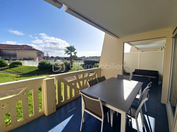 À Vieux-Boucau-les-Bains, au sein de la Résidence Le Boucanier, découvrez cet agréable appartement de 40 m², situé en rez-de-chaussée, bénéficiant d'une grande terrasse d'environ 20 m² exposée Est et d'une vue agréable sur le lac marin et la piscine de la résidence.

L'appartement se compose d'une entrée, d'un séjour avec kitchenette, de deux chambres avec placards dont une chambre équipé d'une douche, d'un coin cabine 3 couchages, d'une salle de bains et d'un WC indépendant.
Le coin cabine est aménagé avec un lit superposé offrant 3 couchages, permettant ainsi d'accueillir confortablement jusqu'à 6/8 personnes.
La terrasse d'environ 20 m², exposée EST, constitue un véritable espace de vie supplémentaire et profite d'une ouverture agréable sur la résidence, avec vue sur le lac marin et la piscine.

Un bien idéal pour profiter de Vieux-Boucau ou investir
Actuellement exploité en location saisonnière, l'appartement bénéficie d'une clientèle habituée déjà constituée et d'une capacité d'accueil de 6/8 personnes.
En période estivale, le logement est loué environ 1 500 € la semaine, ce qui constitue un argument intéressant pour un acquéreur souhaitant poursuivre l'activité locative ou disposer d'un pied-à-terre sur la côte landaise avec une possibilité de revenus saisonniers.

Le logement a fait l'objet d'un classement en meublé de tourisme 2 étoiles pour une capacité de 6 personnes.
La résidence dispose notamment d'une piscine collective ainsi que d'un garage à vélos commun.
Les charges de copropriété comprennent notamment les consommations d'eau et d'électricité, ainsi que les charges liées au fonctionnement de la résidence.

Les points forts
• 40 m² 
• Rez-de-chaussée
• 2 chambres + coin cabine 3 couchages
• Capacité d'accueil : 6/8 personnes
• Grande terrasse d'environ 20 m²
• Exposition Est
• Vue lac marin et piscine
• Garage à vélos commun
• Location saisonnière en activité avec clientèle habitué
• Meublé de tourisme classé 2 étoiles